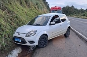 Condutora colide carro em barranco na BR-153