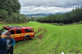Mulher é socorrida em estado grave após cair em ribanceira 