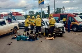 Motorista fica preso às ferragens após engavetamento na BR-282