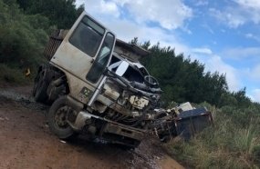 Colisão entre caçambas deixa condutor gravemente ferido 