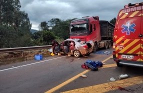 Mulher grávida morre após colisão entre carro e carreta na SC-157