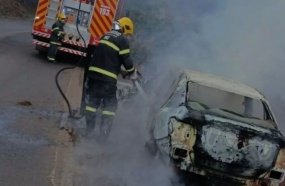Carro é destruído por incêndio após pegar fogo na SC-355