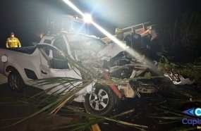 Motorista de picape fica preso às ferragens após colisão contra carreta agrícola 