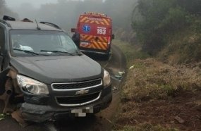 Condutora fica ferida após colidir caminhonete em barranco na SC-135