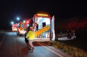 Capotamento de carro deixa jovem ferido na SC-350