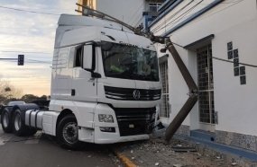 Caminhão colide em poste de energia elétrica após volante travar 