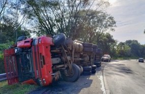 Motorista fica ferido após carreta tombar na BR-153