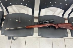 Homem é detido após ser flagrado com espingarda na rua 
