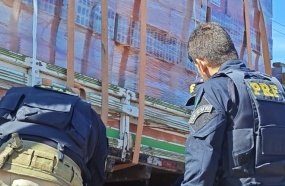 PRF flagra diversas infrações durante fiscalização à caminhões na BR-282