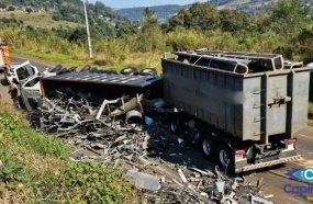 Caminhão carregado com sucatas tomba em Capinzal 