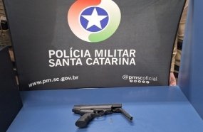 Mulher é presa após efetuar disparos com arma de fogo