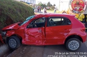 Jovem fica ferido após carro ser atingido por ônibus na BR-470