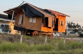 Casa inteira é transportada por caminhão em Santa Catarina 