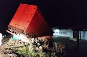 Caminhão sai da pista após colidir contra ponto de ônibus na SC-453 