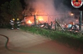 Incêndio destrói galpão agrícola no interior de Rio das Antas 