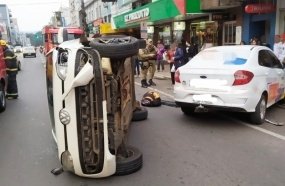 Carro tomba após colidir contra veículo estacionado no centro de Joaçaba