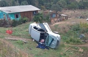 Carro com mulher e duas crianças capota após desandar em morro
