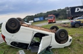 Carro capota após ser atingido por caminhonete no trevão de Irani 