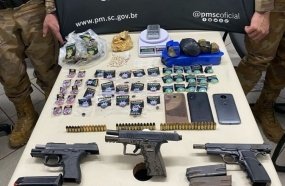 Mulher é presa após PM ‘estourar’ ponto de drogas em Joaçaba 