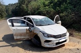 Condutor fica ferido após carro capotar na SC-282 