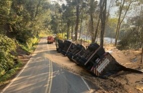 Motorista é socorrido após carreta tombar na SC-464 