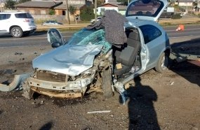 Colisão entre carro e caminhão-cegonha deixa mulher gravemente ferida