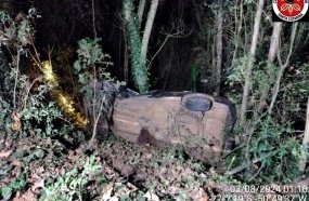 Homem e criança ficam feridos após carro colidir contra árvores na SC-355