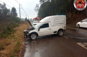 Picape colide em barranco após sair da pista na SC-135