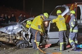 Condutora fica presa às ferragens após colisão frontal na SC-150