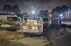 PM localiza três veículos carregados com cigarros contrabandeados 