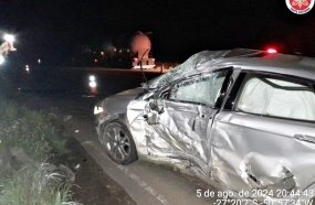 Colisão entre carro e caminhão deixa jovem ferido na BR-470
