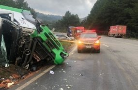 Acidente entre três veículos deixa quatro pessoas feridas na BR-470