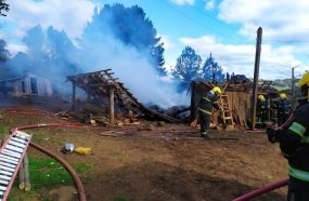 Incêndio destrói galpão agrícola no interior de Joaçaba 