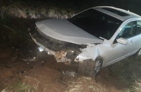Jovem fica ferido após carro sair da pista e colidir contra barranco