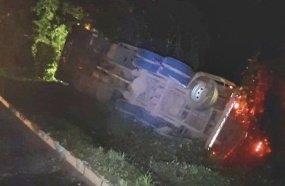 Caminhão tomba após sair da pista na BR-153