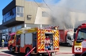 Bombeiros combatem incêndio de grandes proporções em loja de móveis 