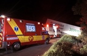 Motorista fica preso às ferragens após colisão entre carro e carreta na BR-282