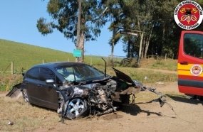 Motorista fica ferido após colidir carro com caminhão e carreta na BR-470