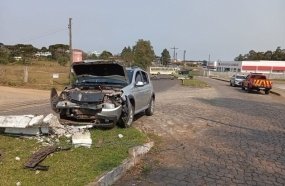Carro derruba dois postes de energia elétrica no centro de Irani