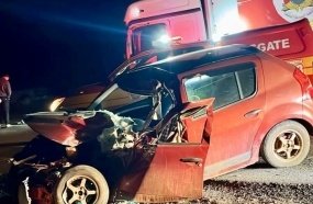 Colisão frontal entre carro e caminhão mata motorista na SC-120
