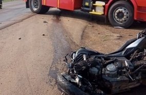 Colisão frontal entre carro e moto deixa três feridos na BR-282