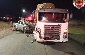 Colisão frontal entre caminhonete e caminhão deixa quatro pessoas feridas