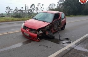 Jovem fica ferido após colisão contra caminhão na BR-470 