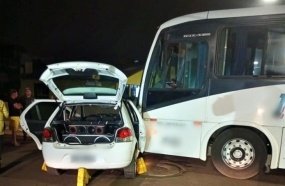 Jovem fica ferida após carro ser atingido por ônibus