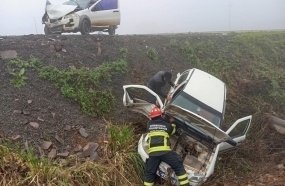 Veículo sai da pista e desce barranco após colisão na BR-153