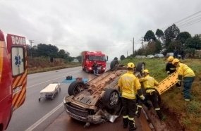 Motorista capota carro após colidir na traseira de caminhão na BR-470