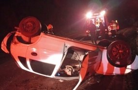 Carro capota após colidir contra barranco na BR-282 