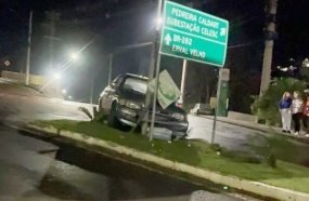Carro atinge poste de energia elétrica no centro de Herval d´Oeste 
