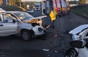 Colisão entre veículos deixa duas pessoas feridas  
