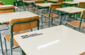Governo entrega novas mesas e cadeiras para escolas estaduais